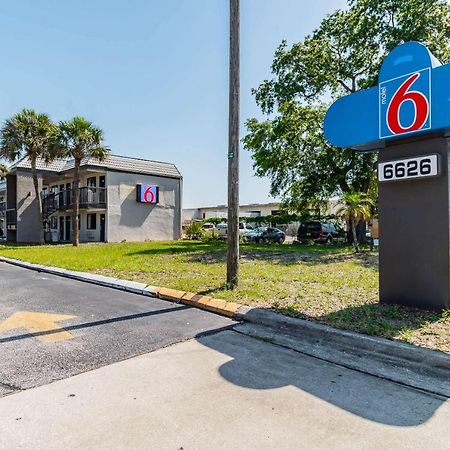 Motel 6 Tampa Near Fairgrounds - Casino Orient Park Exteriör bild