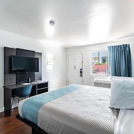 Motel 6 Tampa Near Fairgrounds - Casino Exteriör bild