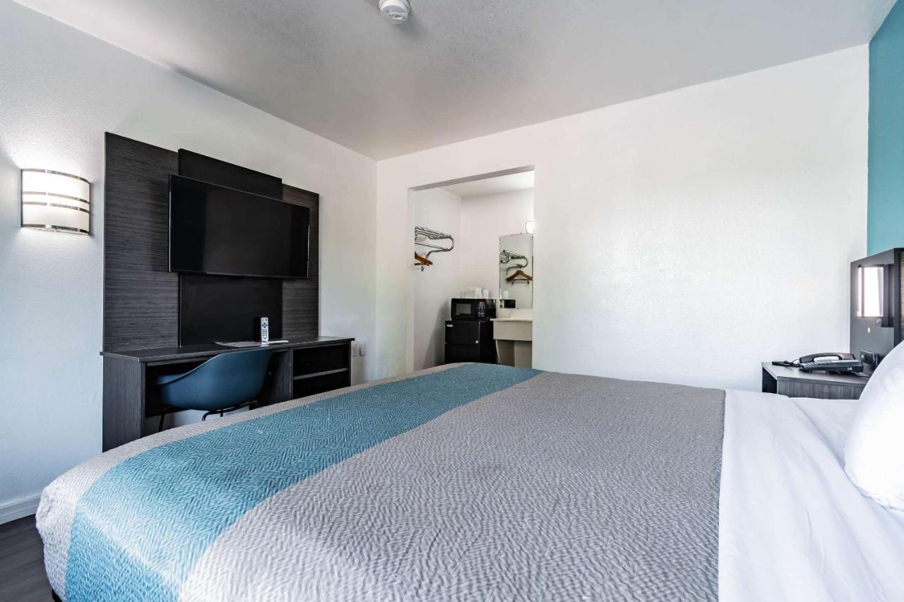 Motel 6 Tampa Near Fairgrounds - Casino Exteriör bild