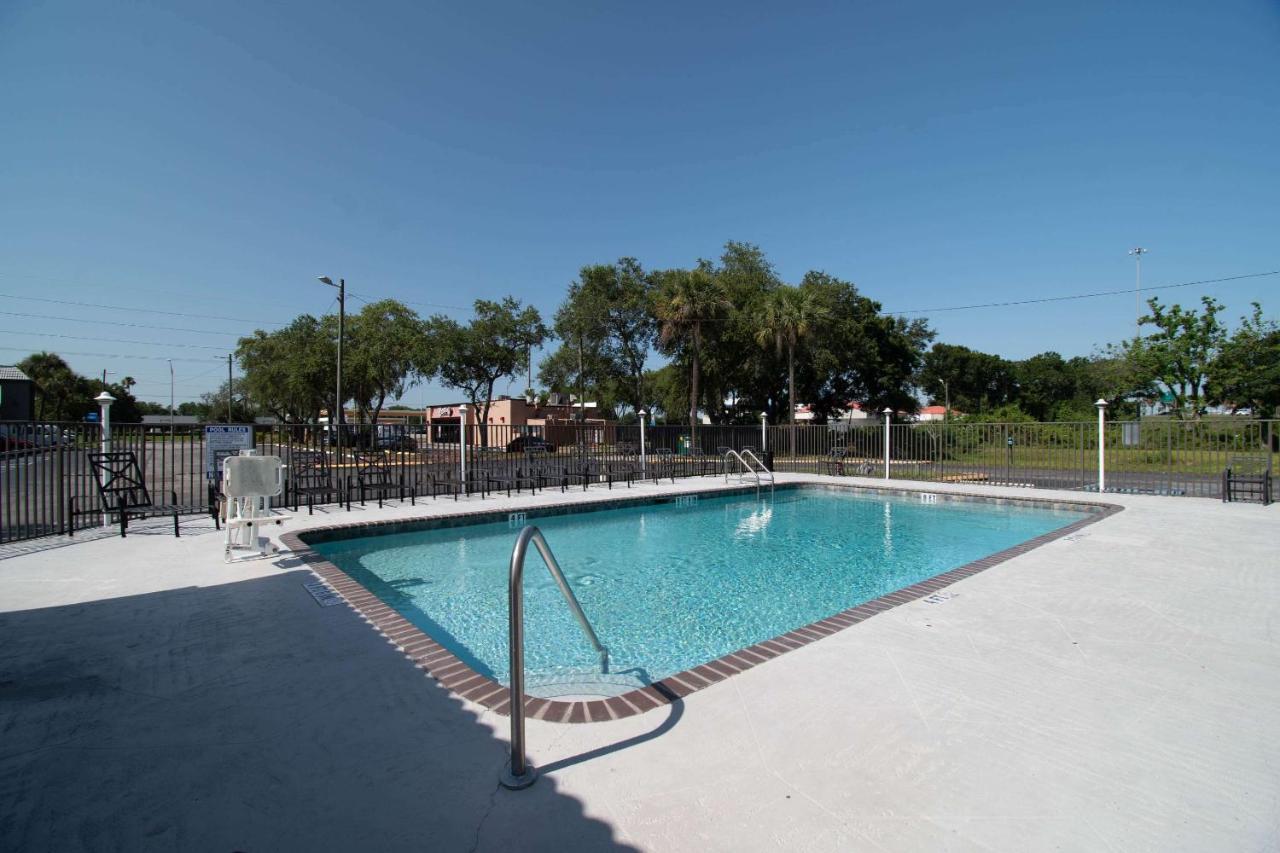 Motel 6 Tampa Near Fairgrounds - Casino Orient Park Exteriör bild