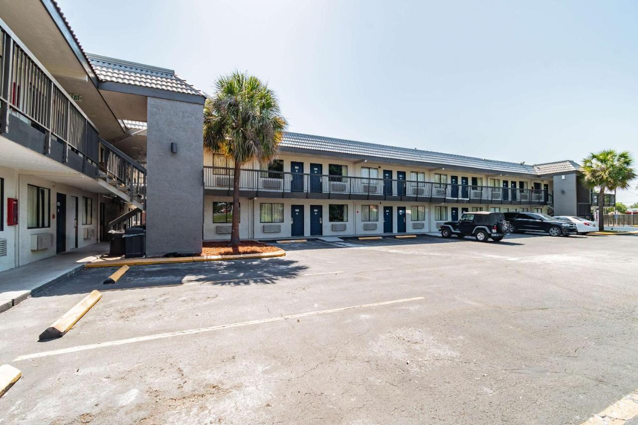 Motel 6 Tampa Near Fairgrounds - Casino Exteriör bild