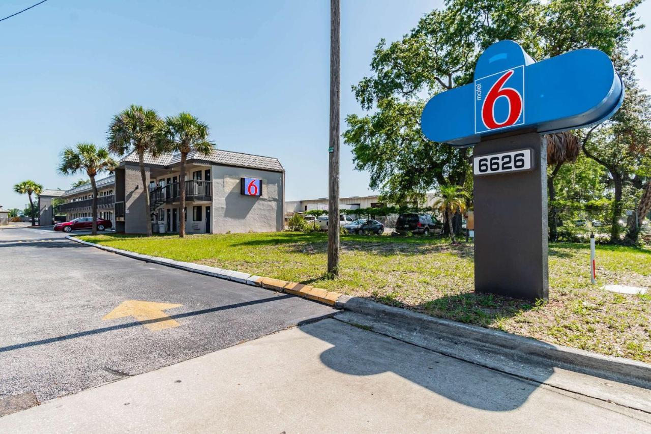 Motel 6 Tampa Near Fairgrounds - Casino Exteriör bild