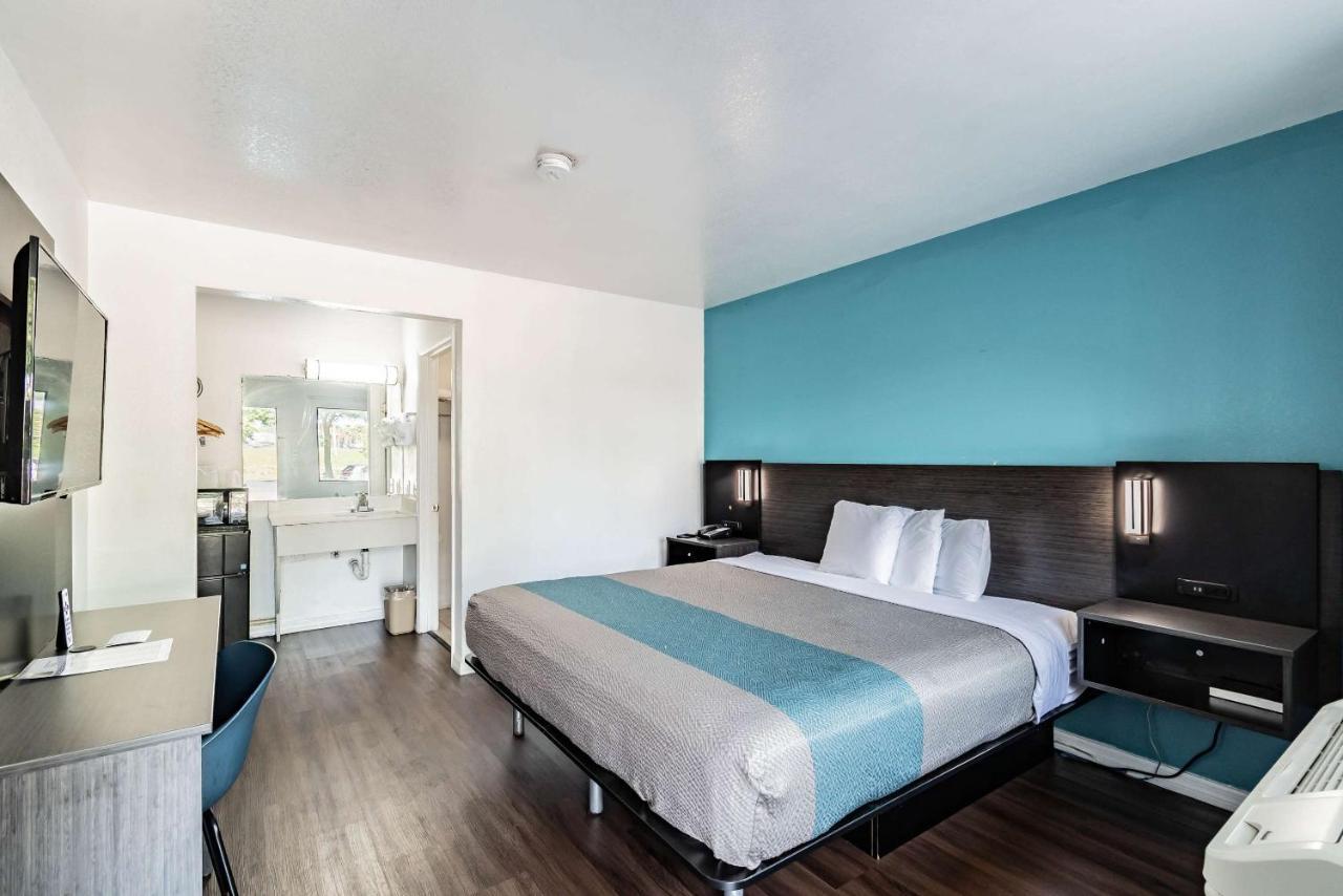 Motel 6 Tampa Near Fairgrounds - Casino Exteriör bild