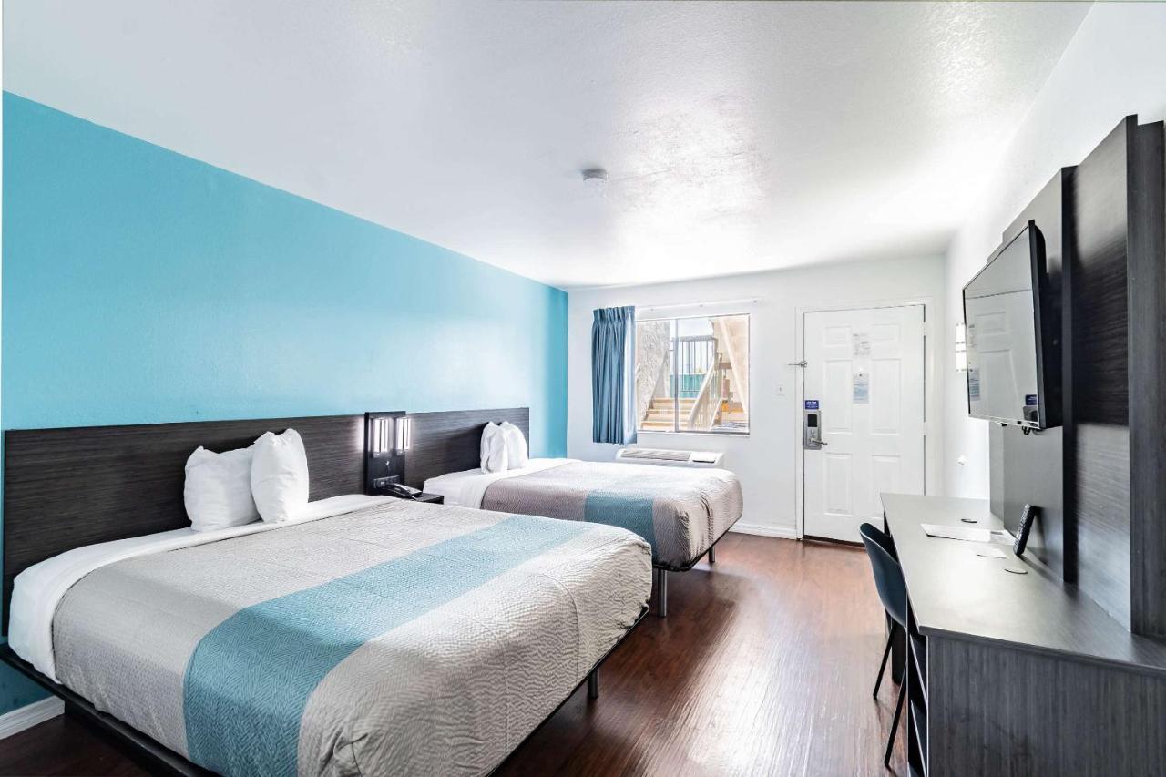 Motel 6 Tampa Near Fairgrounds - Casino Exteriör bild