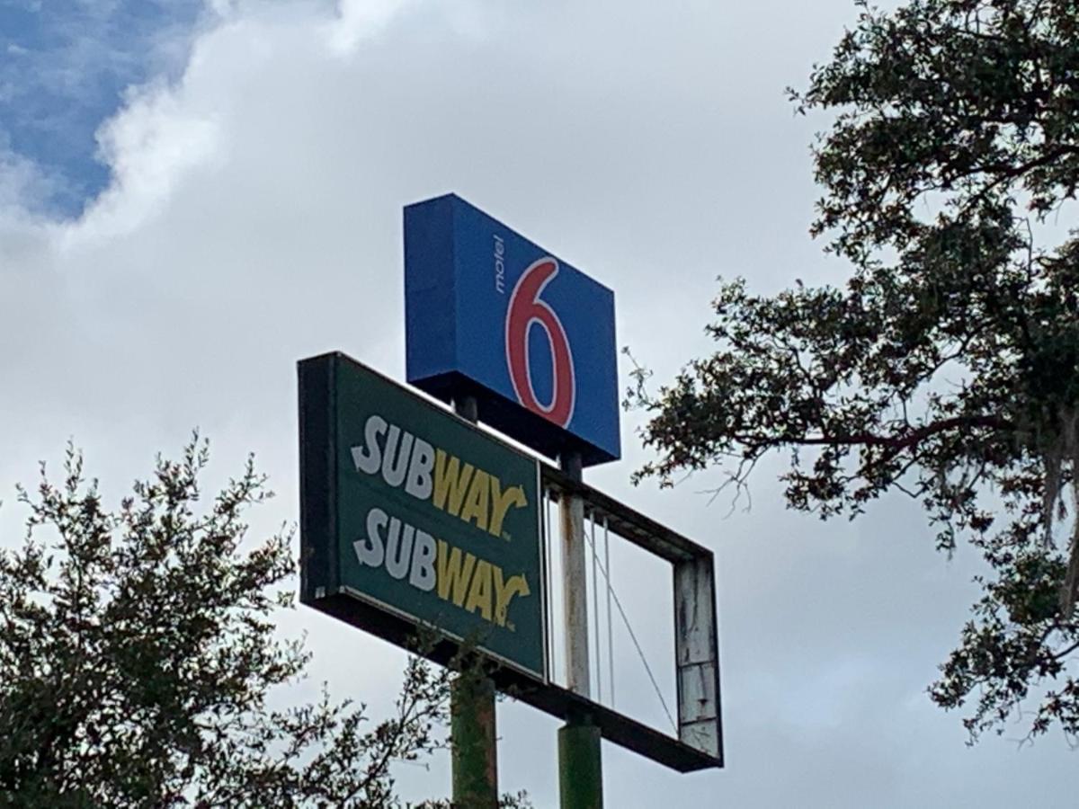 Motel 6 Tampa Near Fairgrounds - Casino Exteriör bild